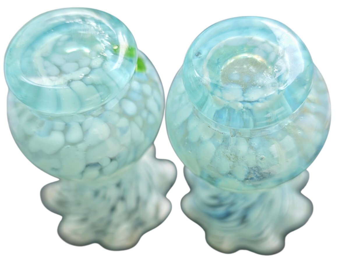   Paire de petits vases miniatures soliflores anciens en verre opalescent bleu et blanc -photo-3