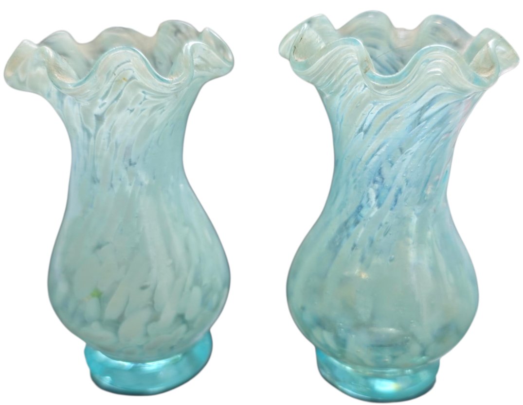   Paire de petits vases miniatures soliflores anciens en verre opalescent bleu et blanc -photo-1