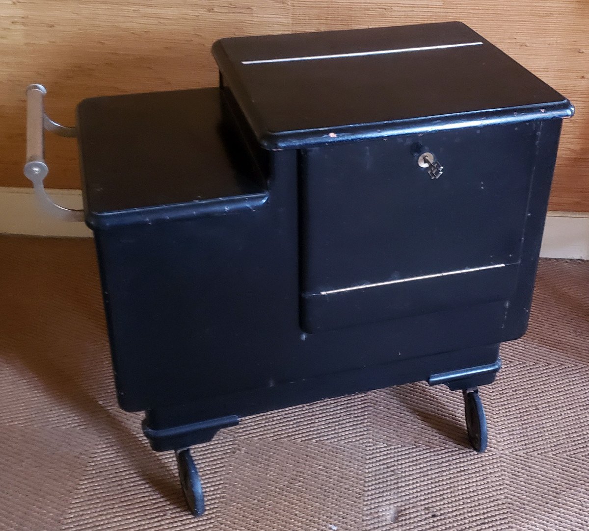 1940 Rolling Bar Cabinet In Black And Red Lacquer-photo-3