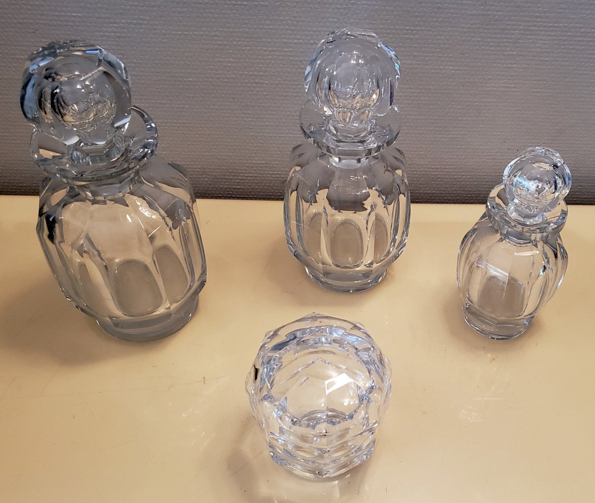 Trois Flacons à Parfum Et Un Poudrier En Cristal De Baccarat Modèle Malmaison-photo-3