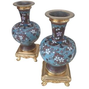 Paire de vases bouteilles chinoise en cloisonné sur socles en bronze doré XIXème 