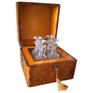 Cave a liqueur Charles X ronce de tuya et sycomore verreries en cristal de baccarat