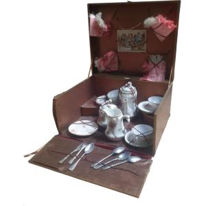 Dînette dans sont coffret pièces en  porcelaine circa 1900