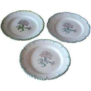 3 assiettes ancienne au deccor œillets 