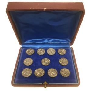  Écrin ancien avec 11 boutons en marcassite Époque XVIIIe XIXe Initiales M DE G  