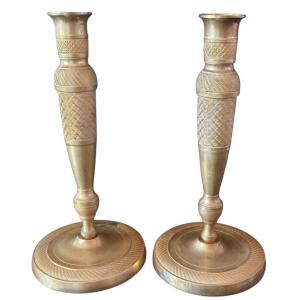 Paire de bougeoirs d'époque Empire ciselé à motifs guillochés H 23,5 cm Superbe et élégant