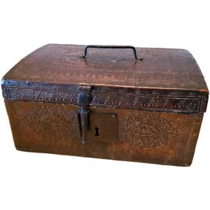 17th Century Messenger Box In Wood Covered With Embossed Leather