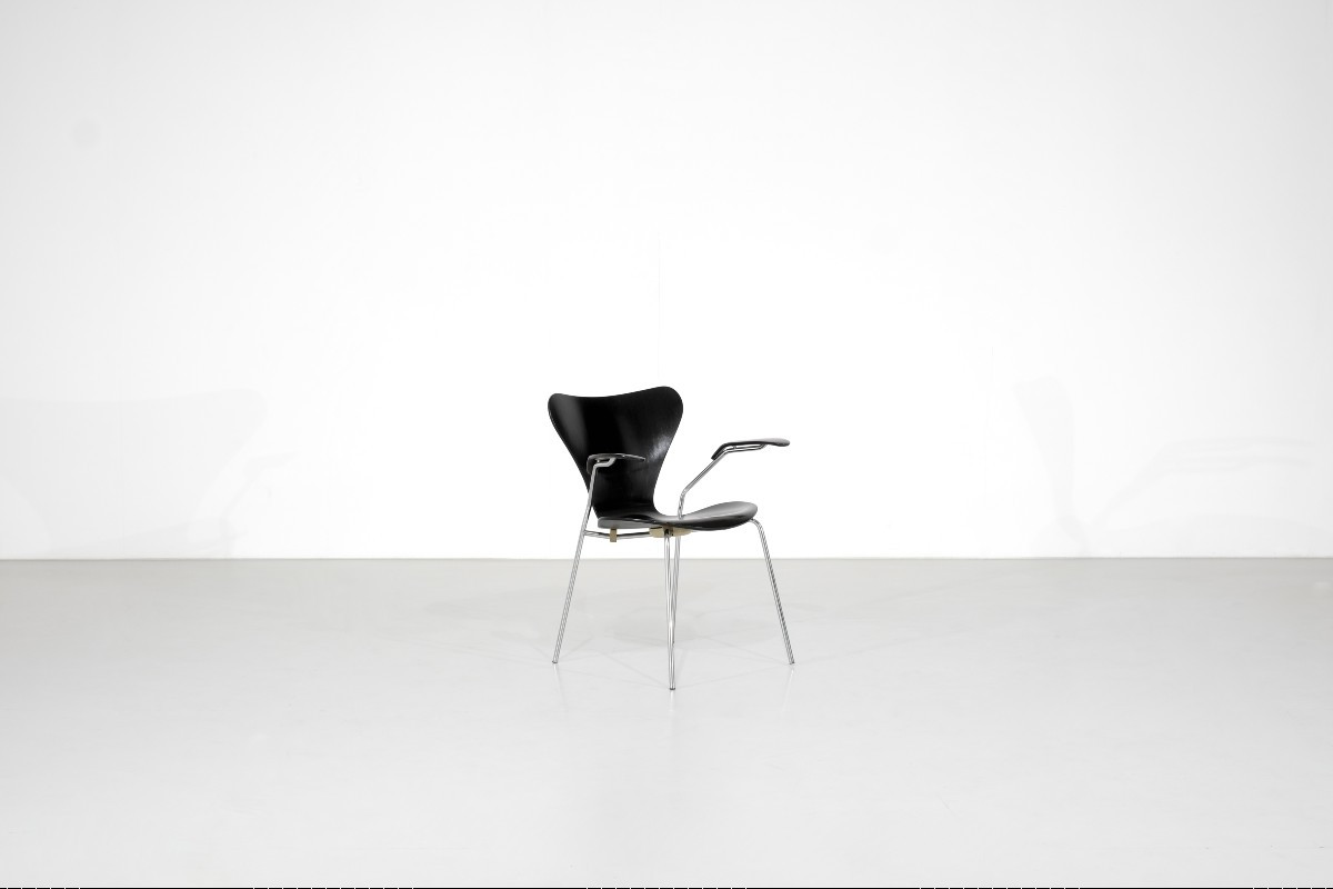 Chaise modèle " 3207 " en bois par Arne Jacobsen pour Fritz Hansen, Danemark 1955.
