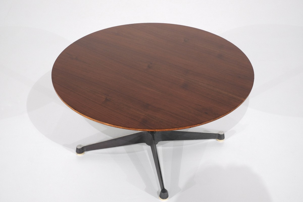 Table basse conçue par Charles et Ray Eames pour Herman Miller, années 1960s.