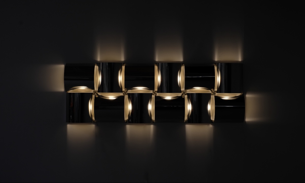 Contemporary-style Wall Light In Stainless Steel And Metal.-photo-2