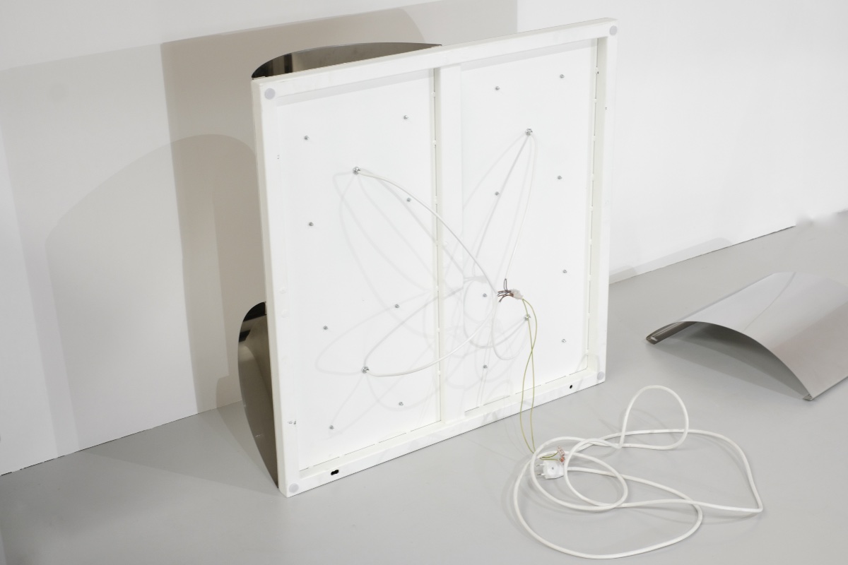 Contemporary-style Wall Light In Stainless Steel And Metal.-photo-8