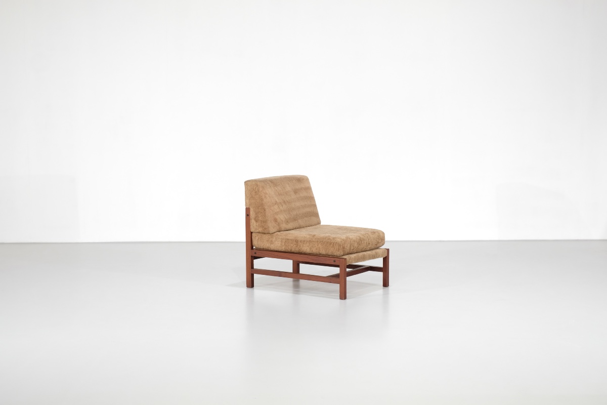 Fauteuil en bois recouvert de tissu, Italie, années 1960s.