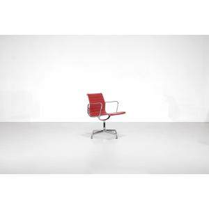 Fauteuil " EA 108 " en cuir rouge, conçu par Charles Ray Eames pour Vitra, États-Unis 1969.