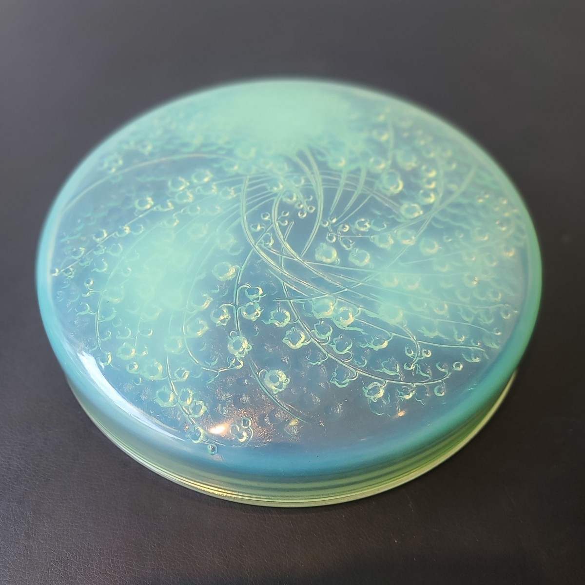 René Lalique (1860-1945), « Boite Ronde Grande Muguet » en verre Peppermint Opalescent, 1921 