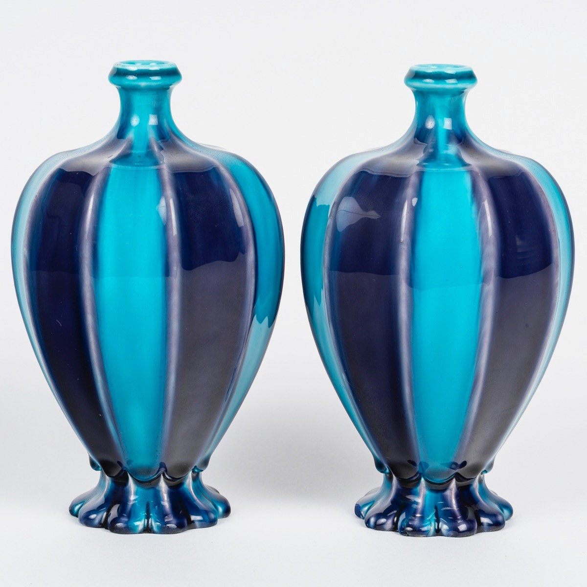 Théodore Deck (1823-1891) Paire de Vases en Faïence émaillée, circa 1875