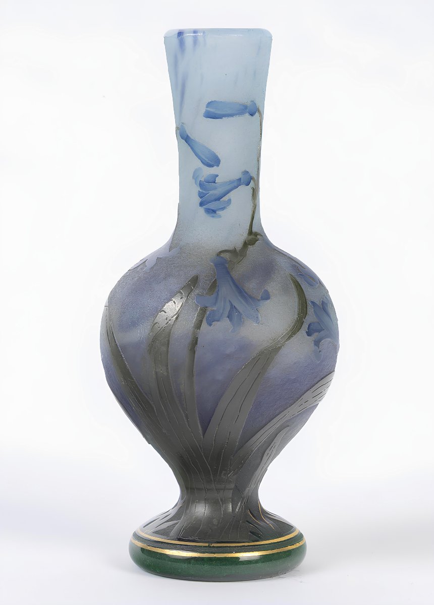 " Jacinthes". Vase Art nouveau Daum Nancy Croix de Lorraine , circa 900
