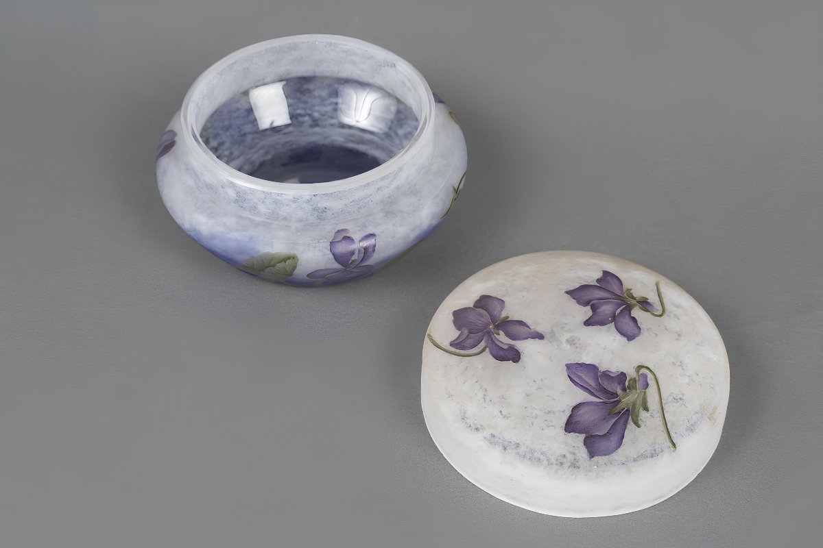 Daum Nancy French Art Nouveau Cameo And Enameled Glass Violet Bonbonnière, Circa 1900-photo-3