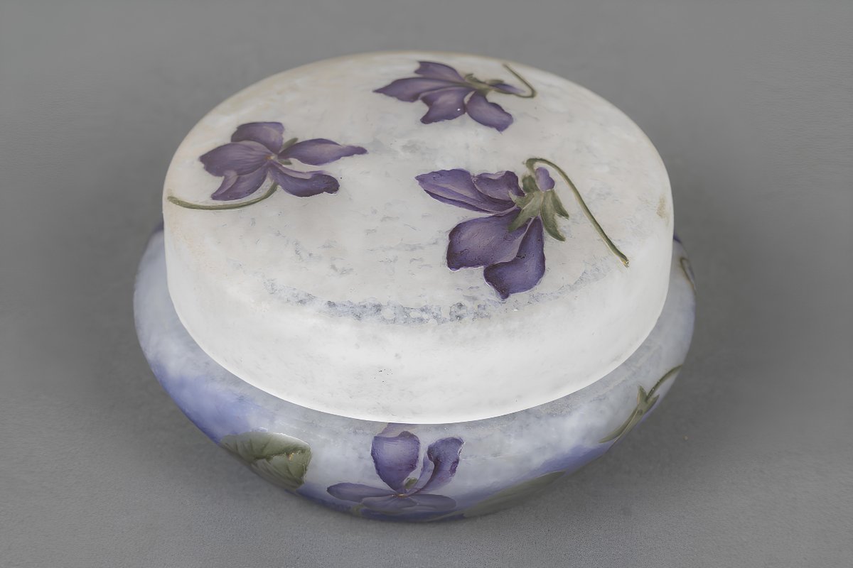 Daum Nancy French Art Nouveau Cameo And Enameled Glass Violet Bonbonnière, Circa 1900