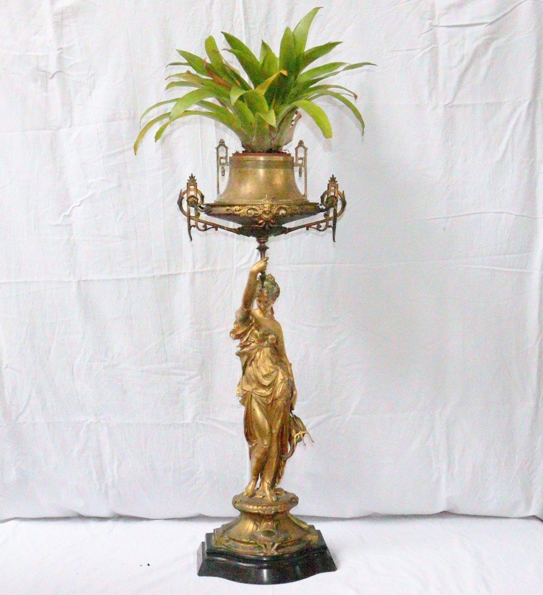 Sculpture Femme Centre de Table en Bronze Doré Attribuée à Albert-Ernest Carrier-Belleuse-photo-4