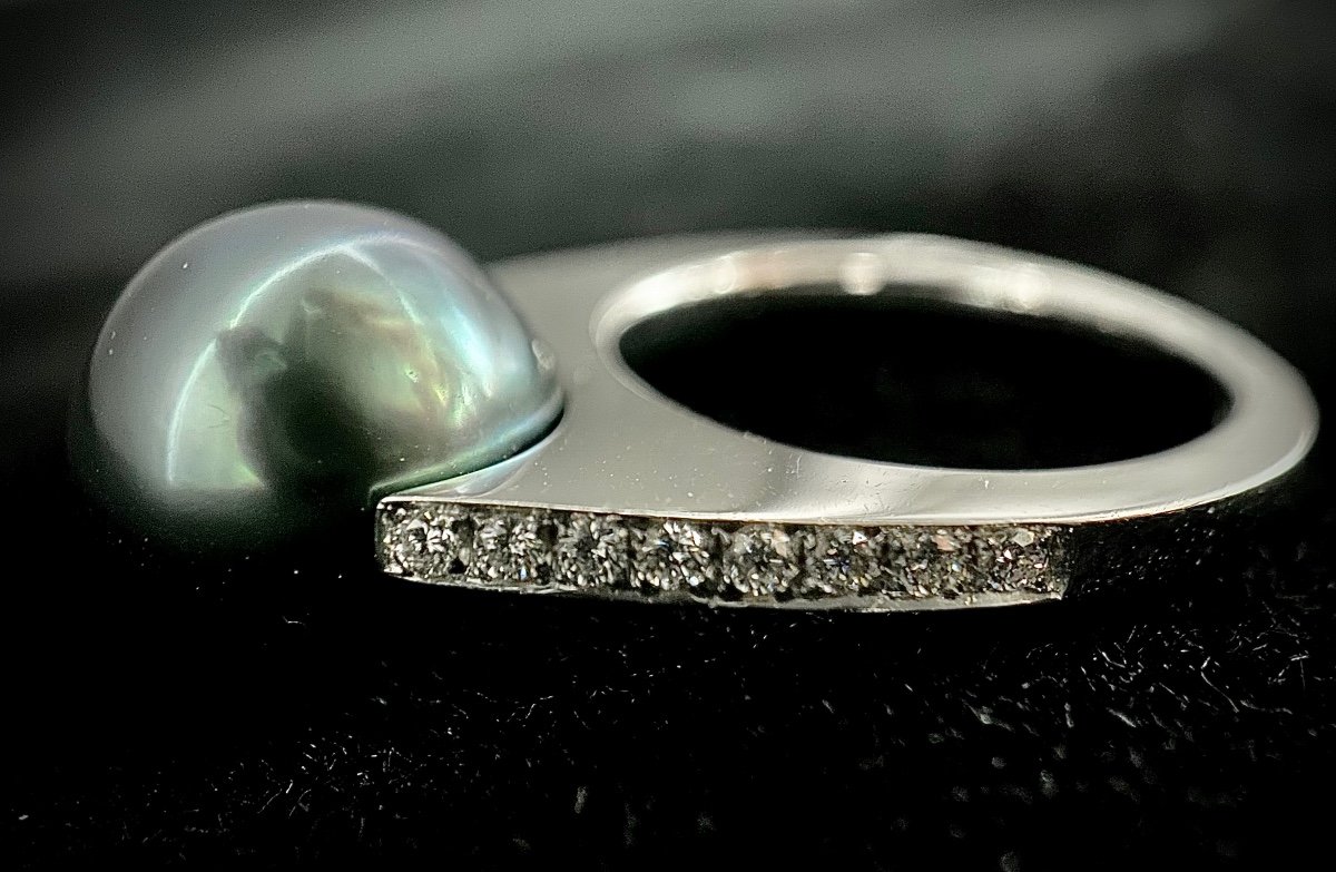 18k White Gold Ring Set With A Gray Cultured Pearl And Brilliants