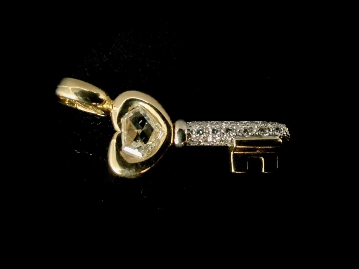 Pendant In The Shape Of A Key In Yellow Gold Set With A Heart Cut Yellow Diamond Of +/- 1.25 Ct