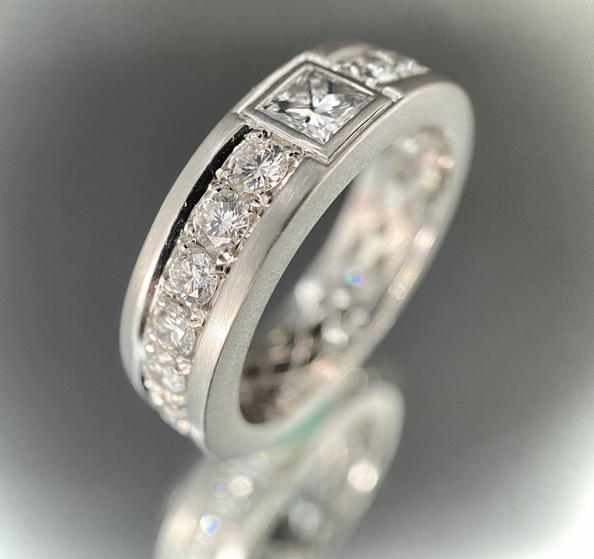 Bague Alliance En Or Blanc Serti d'Un Diamant Princesse De 0,75 Carat + 3,6 Carats De Brillants-photo-1