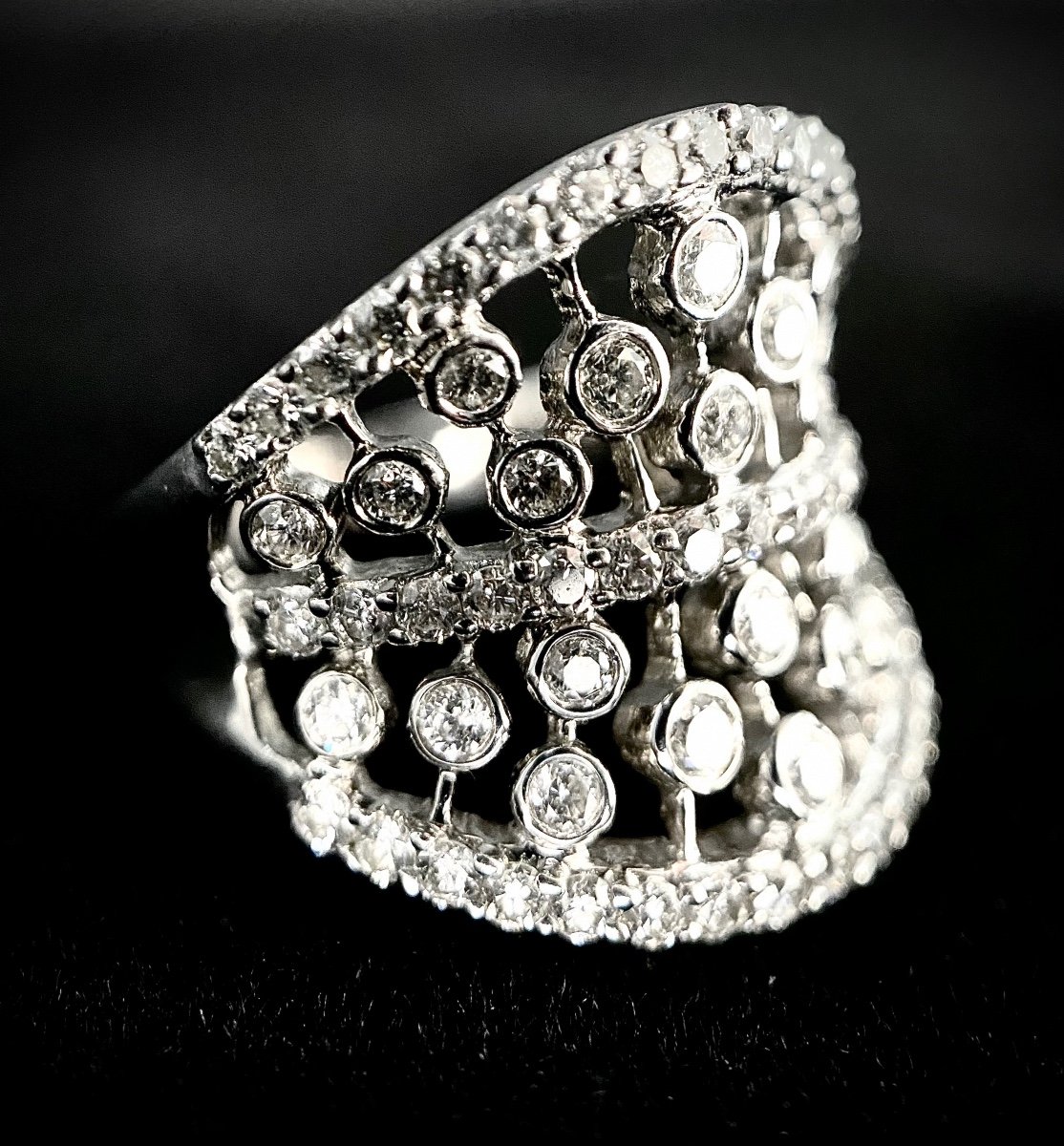 Bague Or Blanc 18 Carats Effet Dentelle Sertie De 73 Brillants Réunissant 1,72 Carats-photo-4