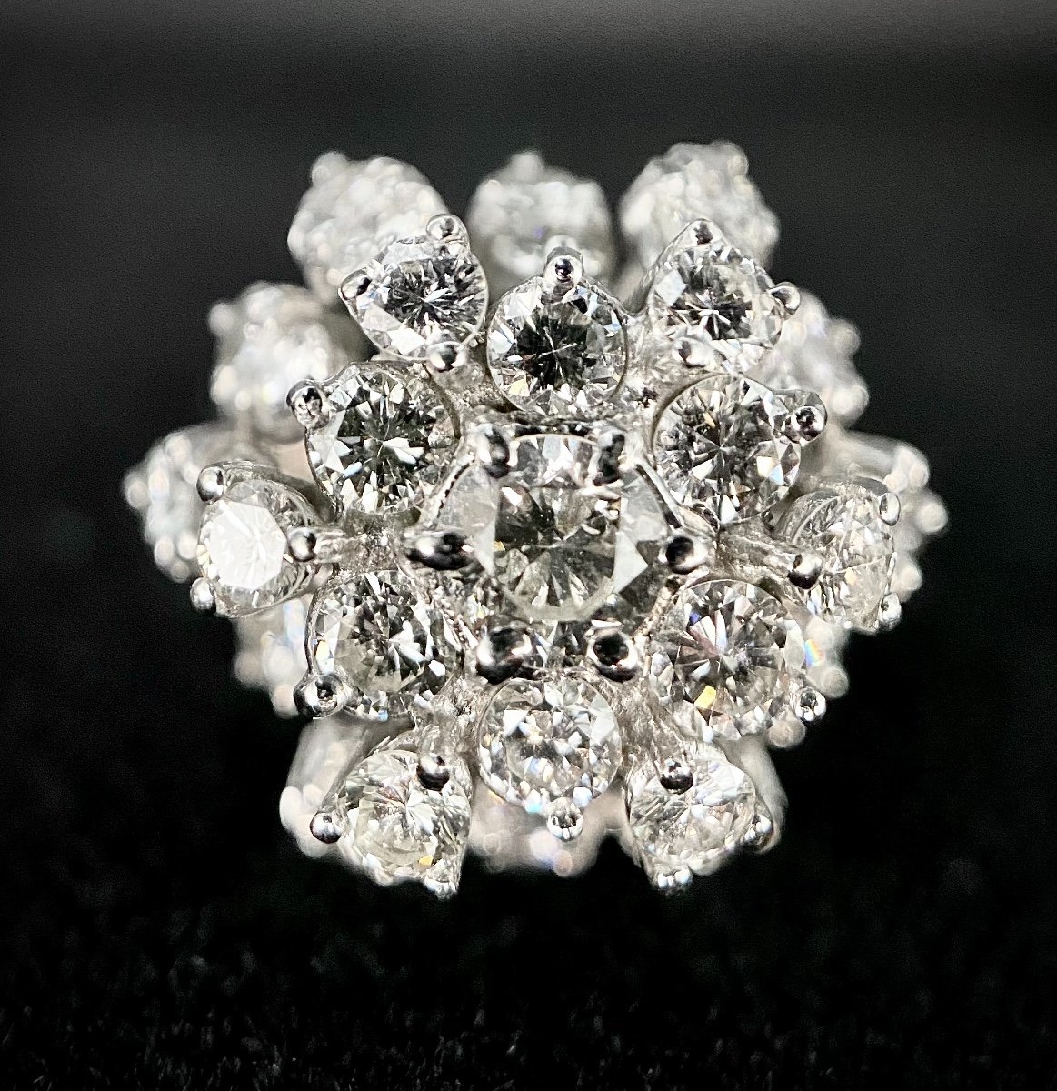 Bague Fleur Année 70 Sertie D’un Diamant Central De 0,32 Carat Entouré De 3 Carats De Brillants-photo-1