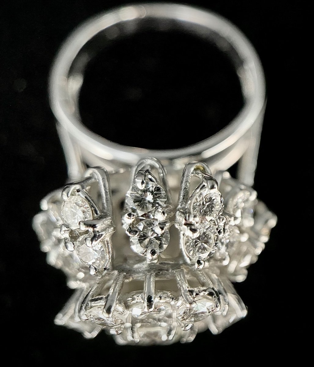 Bague Fleur Année 70 Sertie D’un Diamant Central De 0,32 Carat Entouré De 3 Carats De Brillants-photo-2
