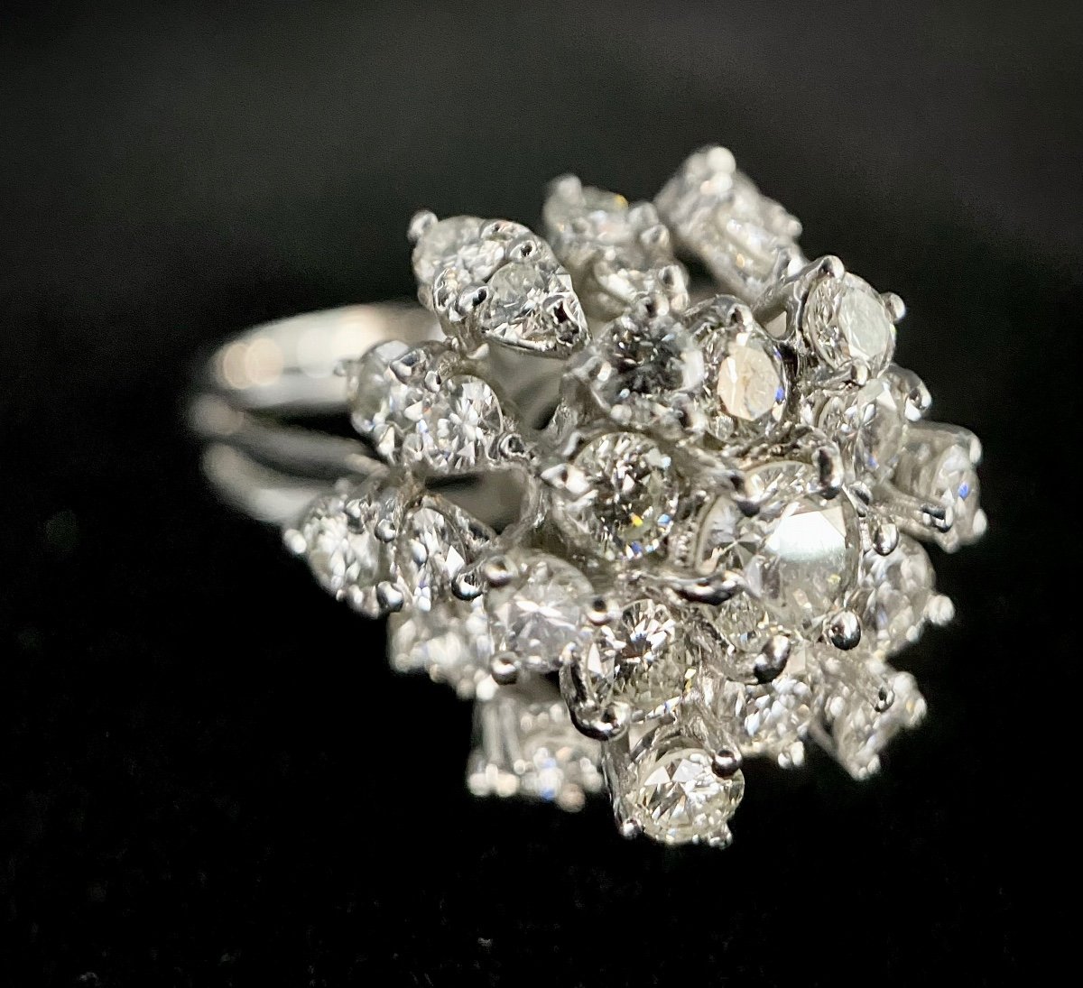 Bague Fleur Année 70 Sertie D’un Diamant Central De 0,32 Carat Entouré De 3 Carats De Brillants-photo-3
