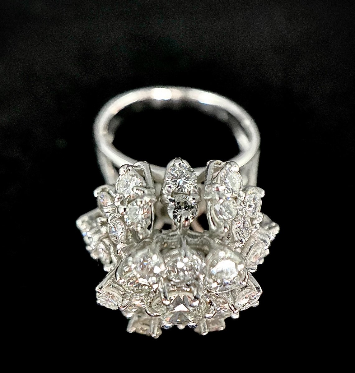 Bague Fleur Année 70 Sertie D’un Diamant Central De 0,32 Carat Entouré De 3 Carats De Brillants-photo-4