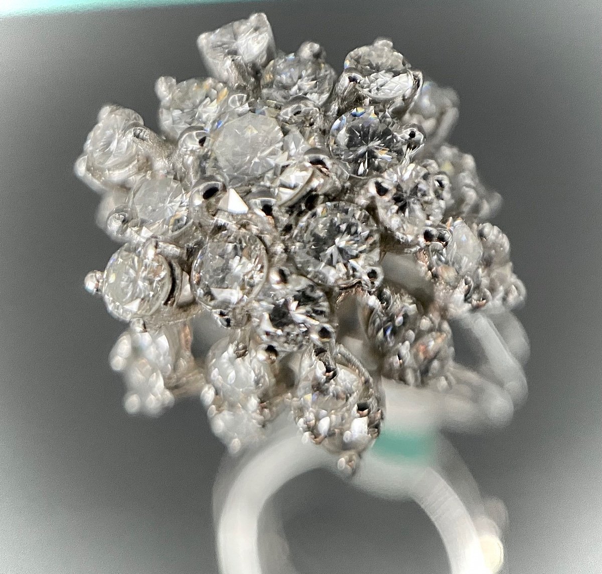 1970s Flower Ring Set With A 0.32 Carat Central Diamond Surrounded By 3 Carats Of Brilliants-photo-5