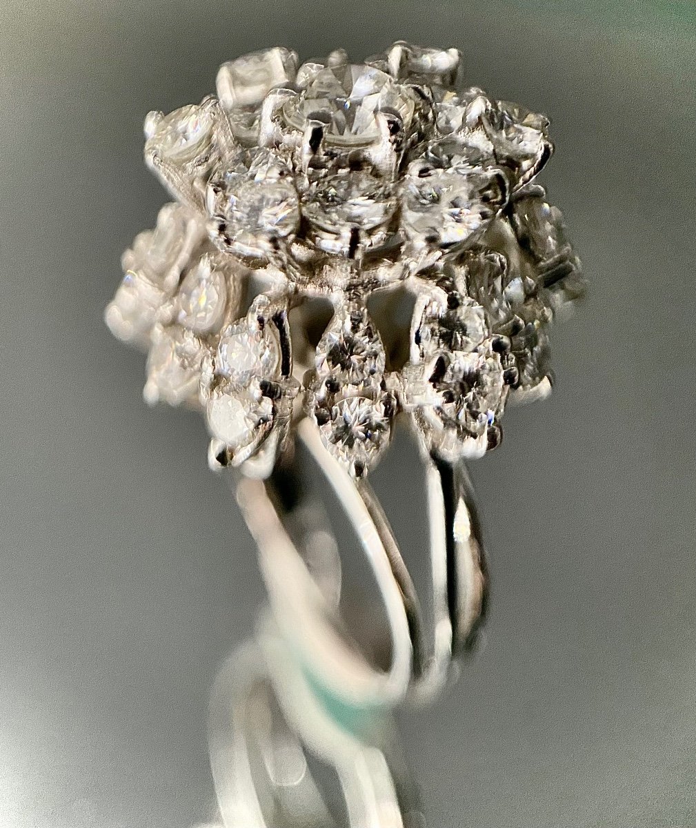 Bague Fleur Année 70 Sertie D’un Diamant Central De 0,32 Carat Entouré De 3 Carats De Brillants-photo-7