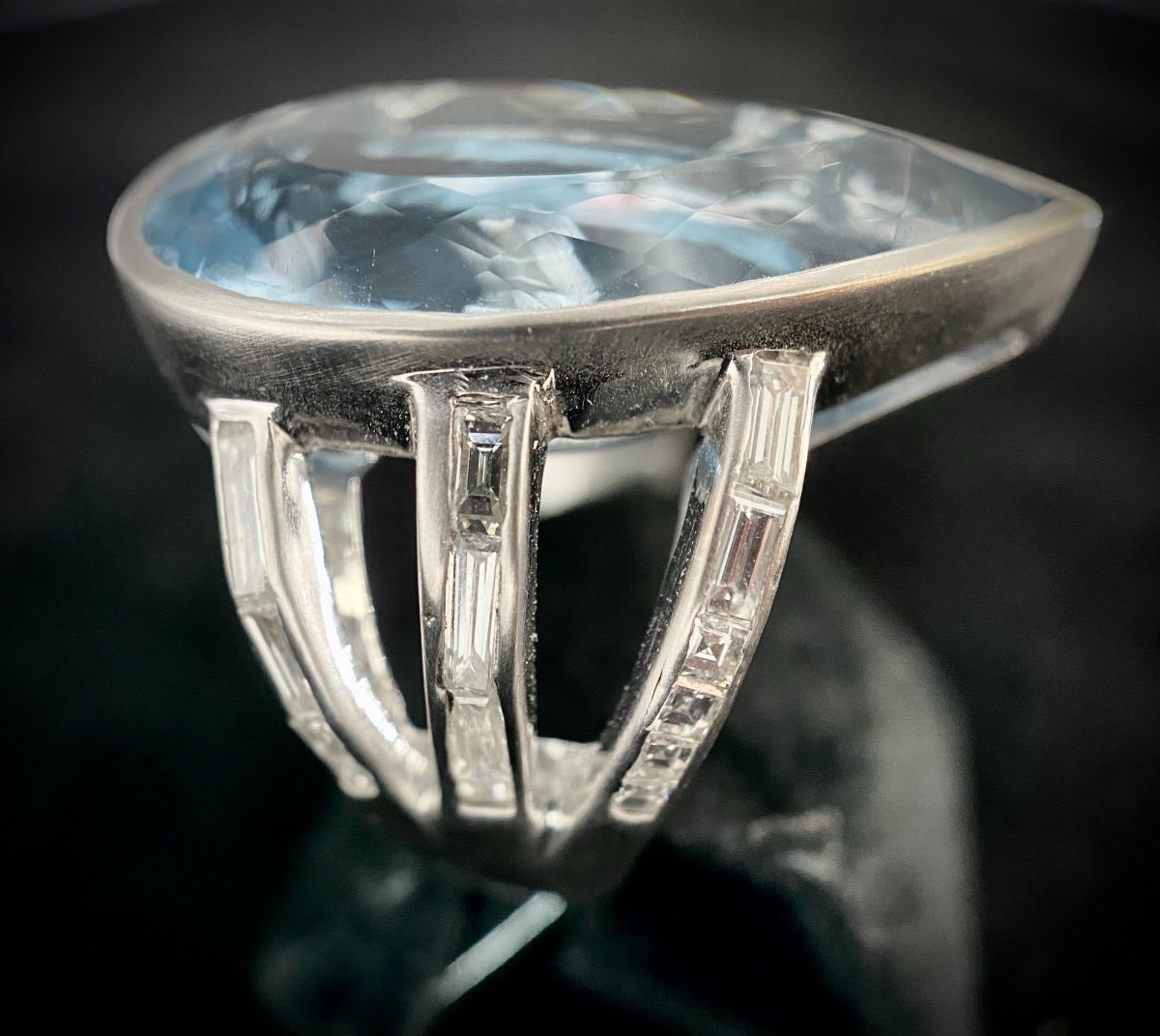 Bague Or Blanc Sertie d'Une Aigue-marine d'Environ 30 Carats Entourée De 1,50 Carats De Diamant-photo-1