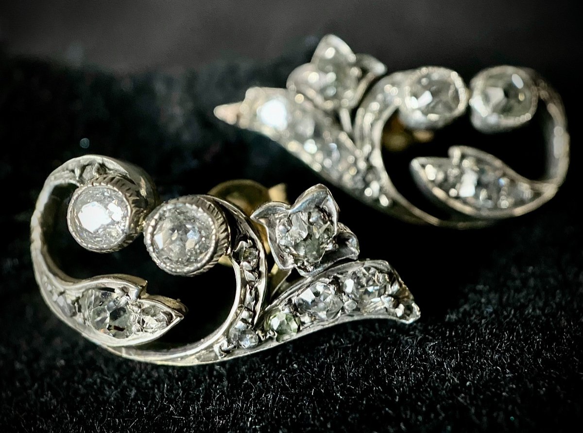 Boucles d’oreilles anciennes en or 18 carats, platine et diamants – Fleur de lys-photo-2