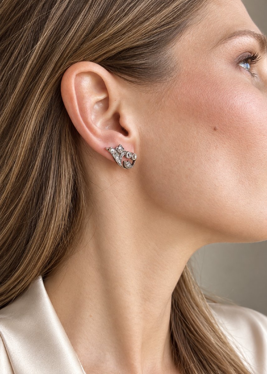Boucles d’oreilles anciennes en or 18 carats, platine et diamants – Fleur de lys-photo-3
