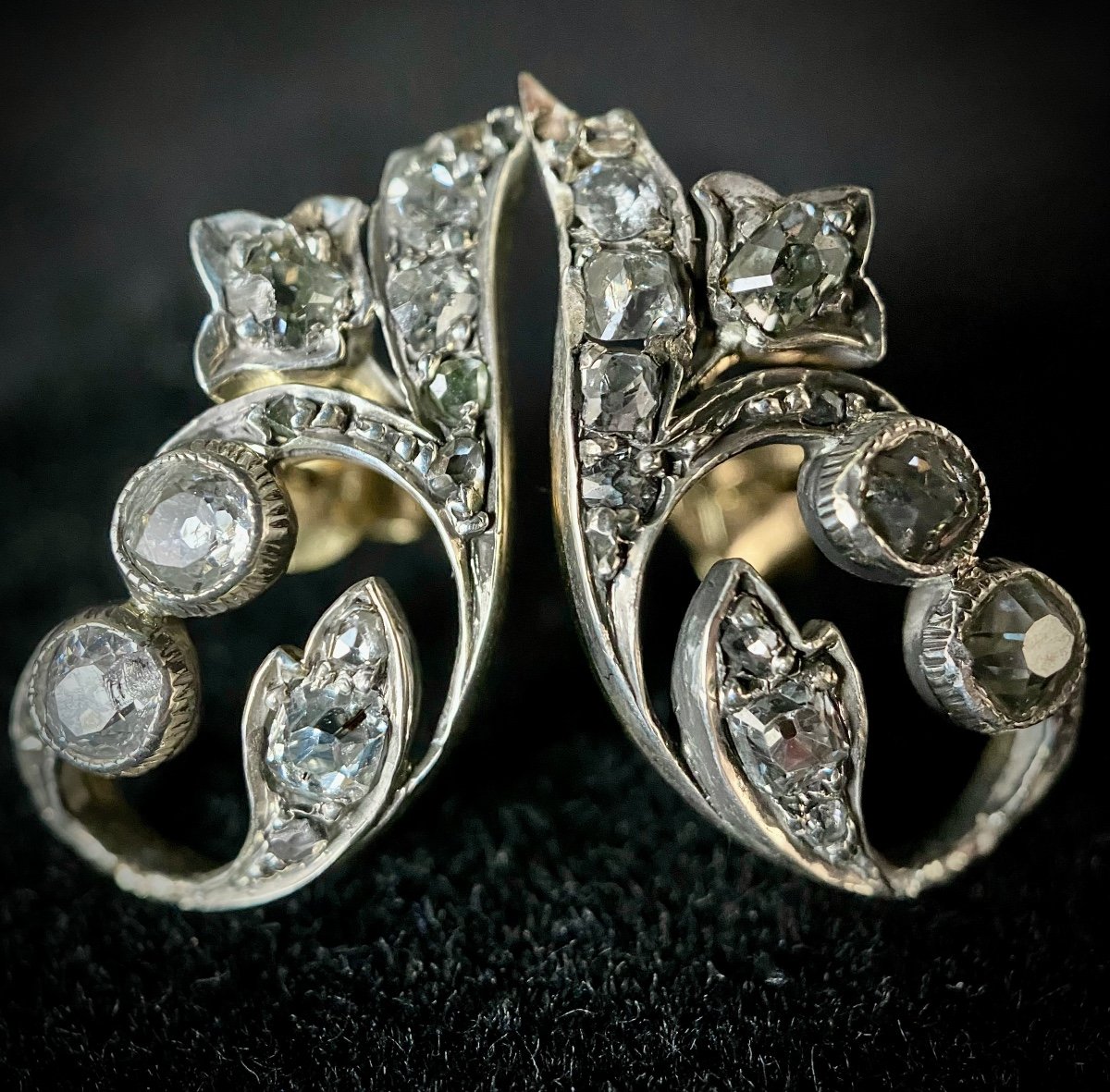 Boucles d’oreilles anciennes en or 18 carats, platine et diamants – Fleur de lys-photo-4
