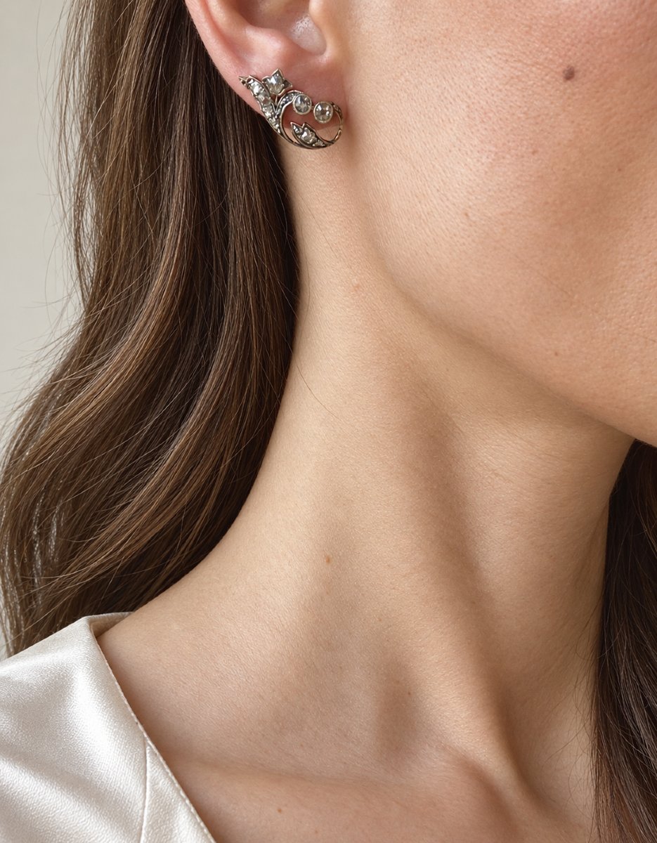 Boucles d’oreilles anciennes en or 18 carats, platine et diamants – Fleur de lys