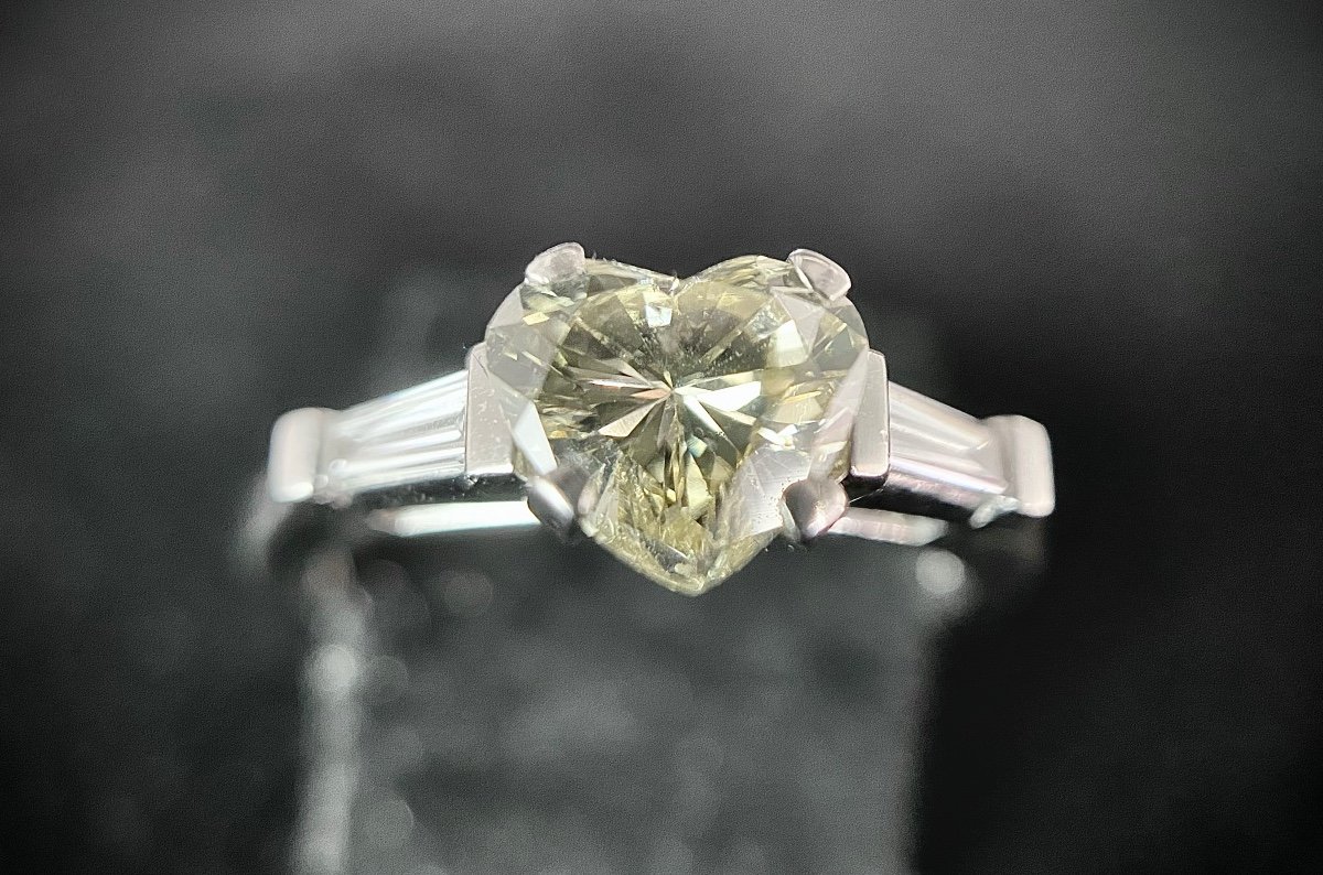 Platinum Ring With 1 Carat Slightly Daffodil Heart-cut Diamond And 2 Trapezoids-photo-2