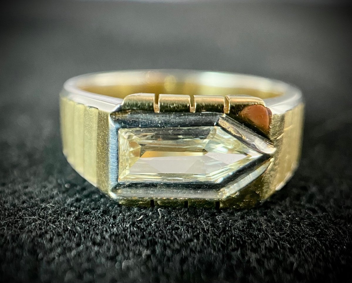 18k Yellow Gold Ring With 1.50 Carat Trapezoid Cut Diamond Champagne Color-photo-1