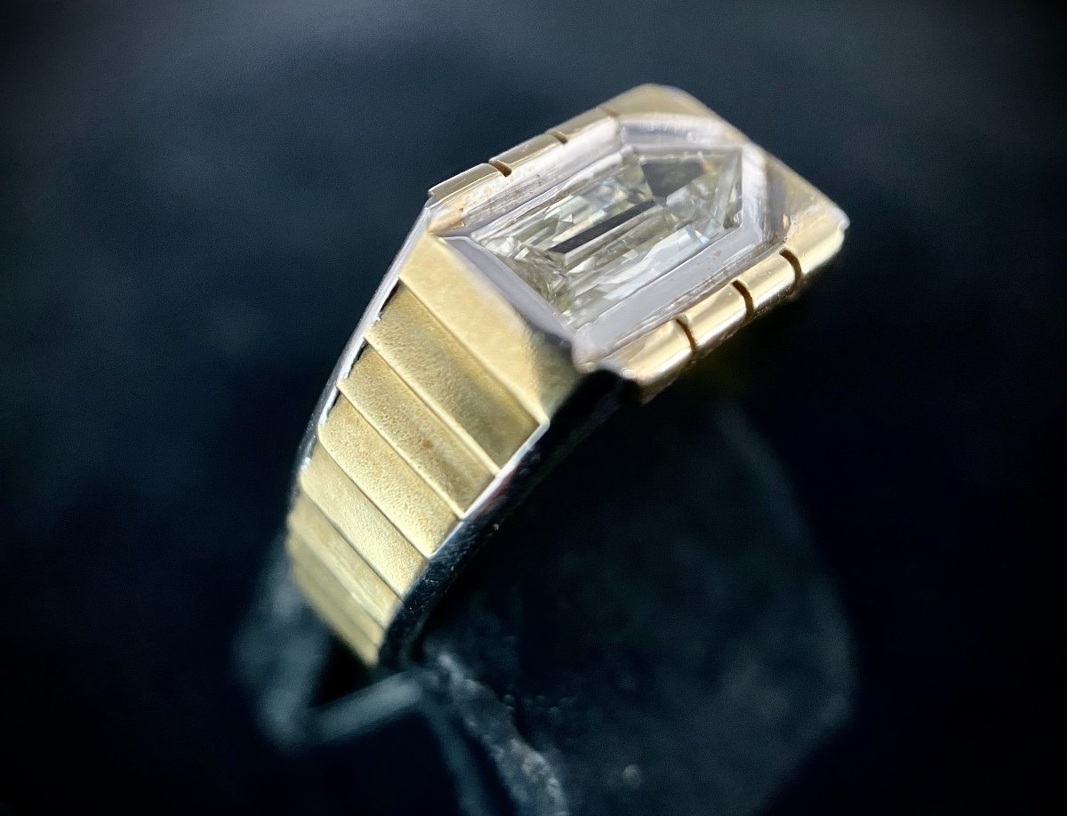 18k Yellow Gold Ring With 1.50 Carat Trapezoid Cut Diamond Champagne Color