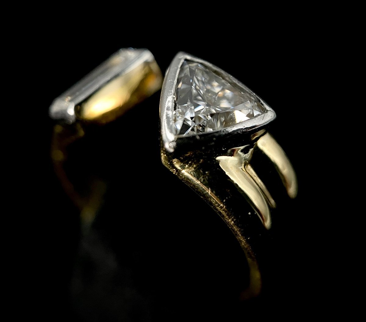 Bague Or Jaune 18k Avec Diamant Triangle De 0,90 Carat (vs-g/h) Et Baguette De 0,35 Ct (si-g/h)-photo-1