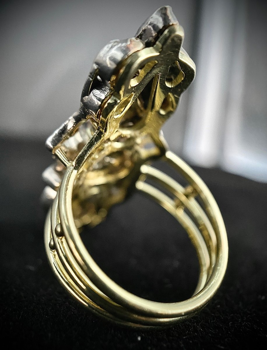19th Century Silver On Gold Ring With Floral Decor Set With A 2.50 Ct Sapphire And 24 Diamond Roses-photo-3