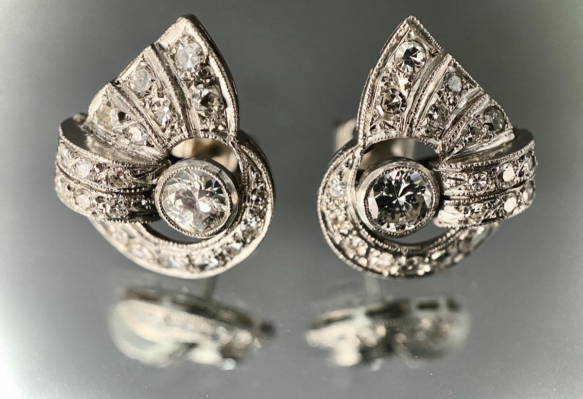 Paire De Boucles Art Déco Ornée De 1,80 Carats De Diamants-photo-3