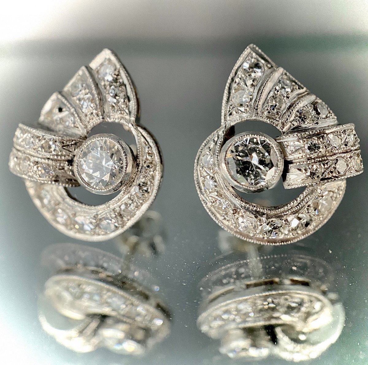 Paire De Boucles Art Déco Ornée De 1,80 Carats De Diamants