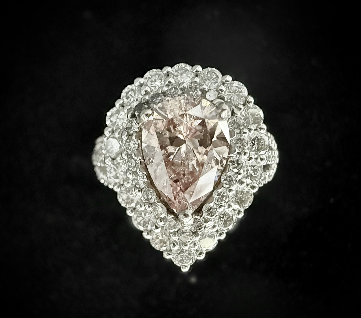Bague en or blanc 18 carats sertie d’un diamant rose central taillé en poire de 1,65 carats-photo-2