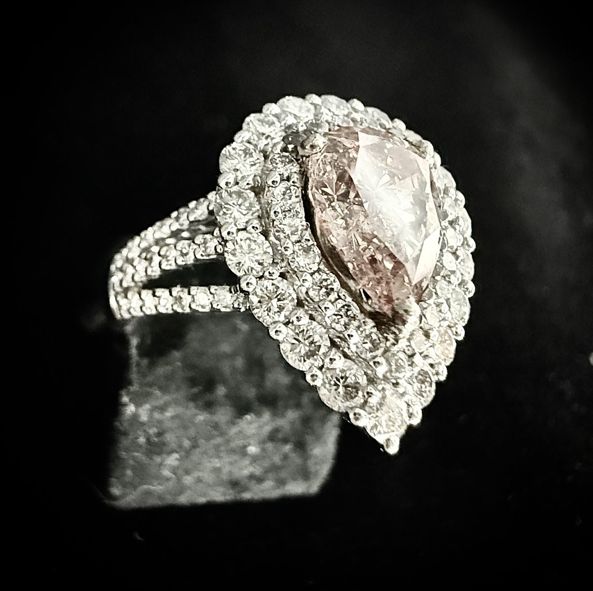 Bague en or blanc 18 carats sertie d’un diamant rose central taillé en poire de 1,65 carats-photo-3