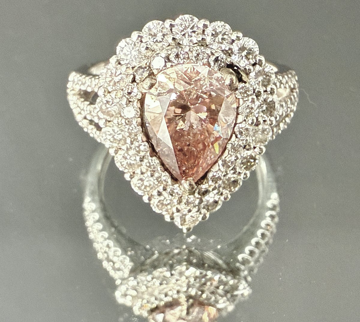 Bague en or blanc 18 carats sertie d’un diamant rose central taillé en poire de 1,65 carats-photo-1
