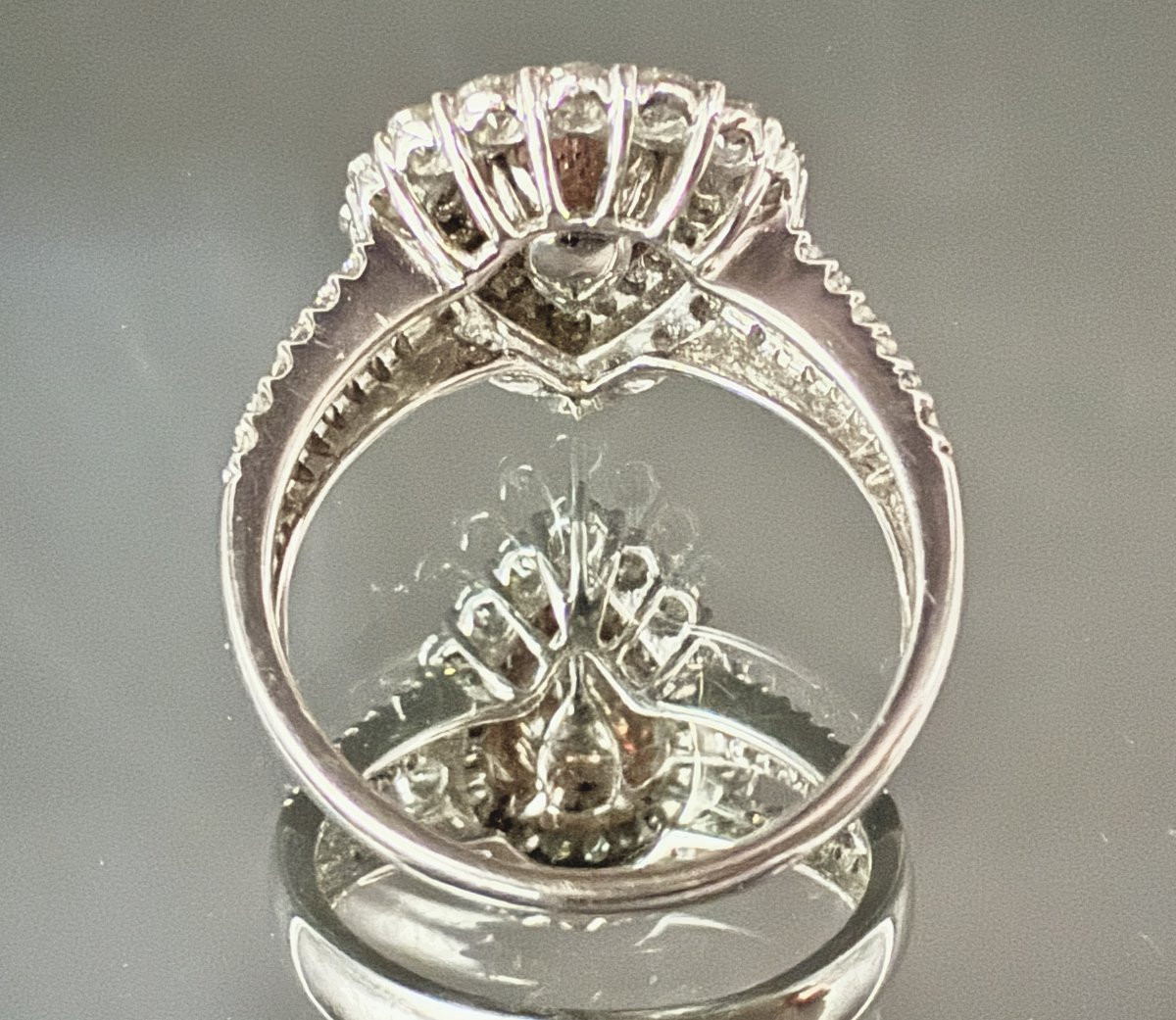 Bague en or blanc 18 carats sertie d’un diamant rose central taillé en poire de 1,65 carats-photo-4