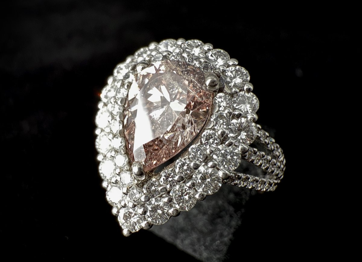 Bague en or blanc 18 carats sertie d’un diamant rose central taillé en poire de 1,65 carats-photo-6